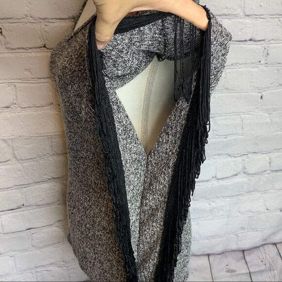 ROMEO AND JULIET COUTURE X GOSSIP GIRL Grey and black fringe poncho sweater - Picture 7 of 11